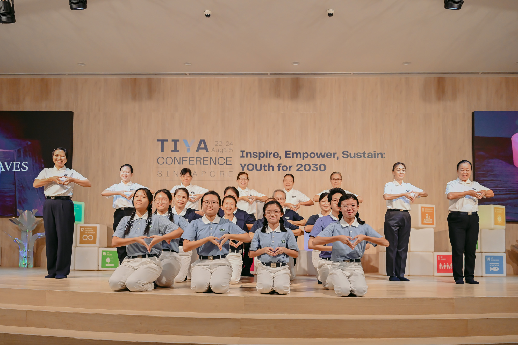 The Tzu Chi International Medical Association (TIMA) and volunteers performed a warm rendition of "One More Candle to the Light" in sign language, to launch the conference. (Photo by Chong Mong Zhuang) 