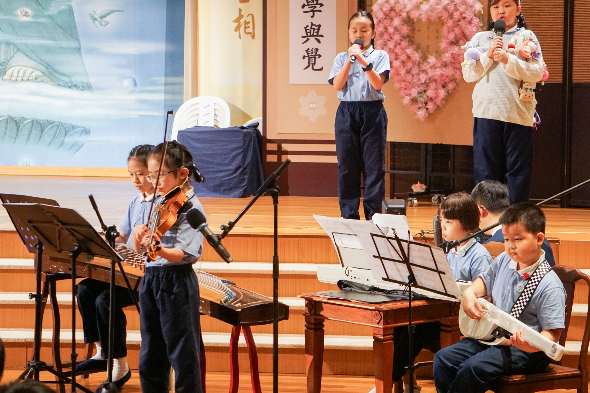 On stage, the children sang loudly, while the audience attentively accompanied them. This year's Parent-Child Bonding Class presented a musical feast for everyone. (Photo by Yam Zhikai) 