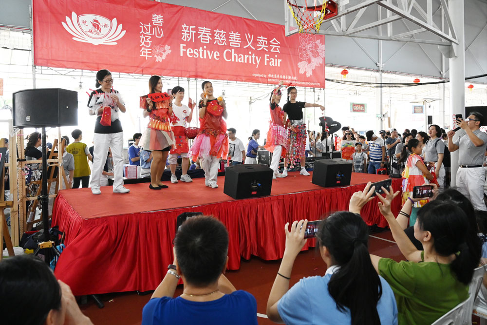 教育组志工穿上以塑料袋制成的衣服呈现时装秀。摄 / 郑添发